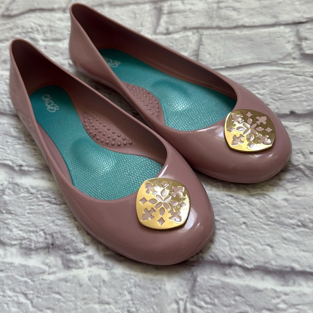 OKA B women’s Pink ballet flats with front decor gold medallion